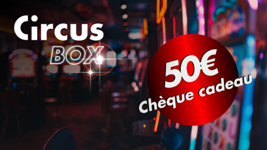 Un chèque cadeau de 50€ sur un arrière-plan flou de lumières évoquant l'univers des jeux de casino